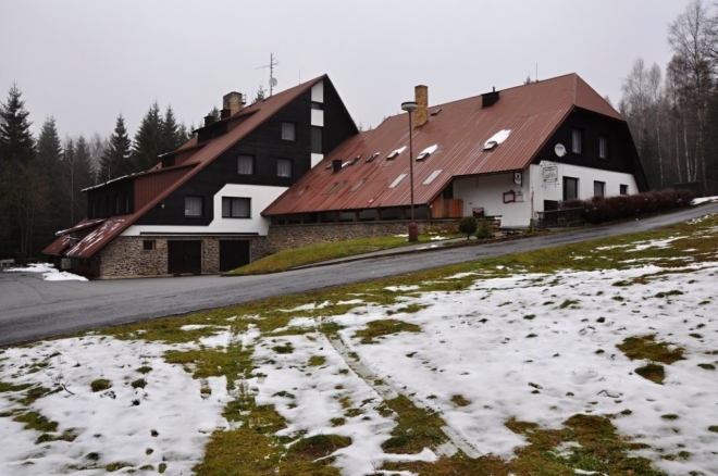 Chata na Losenici poskytuje ubytování a je zde restaurace, dnes bohužel zavřená.