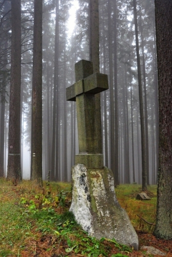 Kamenný kříž nad Zuklínem.