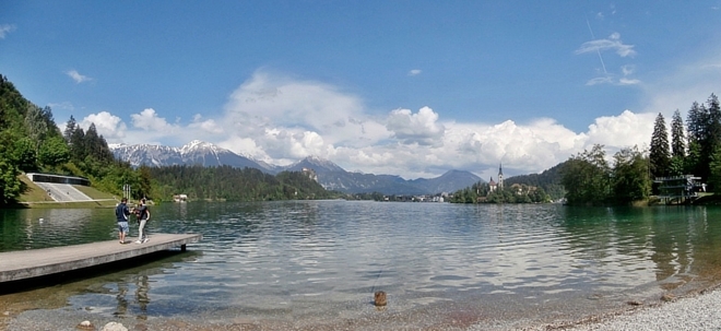 Panorama Bledského jezera, v pozadí pohoří Karavanky