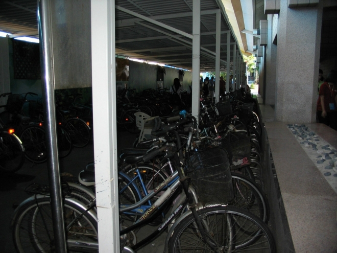 Tchaj-pej neovládají jen jezdci na skútrech, ale také cyklisti, jak dokládá toto parkoviště při stanici metra.