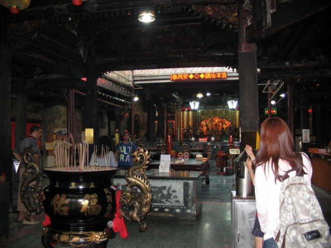 Velkým kulturním zážitkem je návštěva chrámu Fu-jou (Fuyou) v téže ulici. Tento chrám byl postaven roku 1796 a je zasvěcen Ma-cu (Mazu), čínské bohyni moře, která má ochraňovat rybáře a mořeplavce.