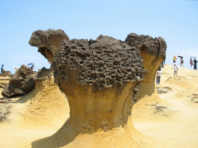 Těmto objektům se zde říká „houby“. Jejich horní část, která je tvořena odolnější horninou, mívá „plástvový“ povrch. Pokud jsem správně pochopil, tento reliéf vzniká díky usazené organické hmotě, jež se zde takto zajímavě rozkládá.