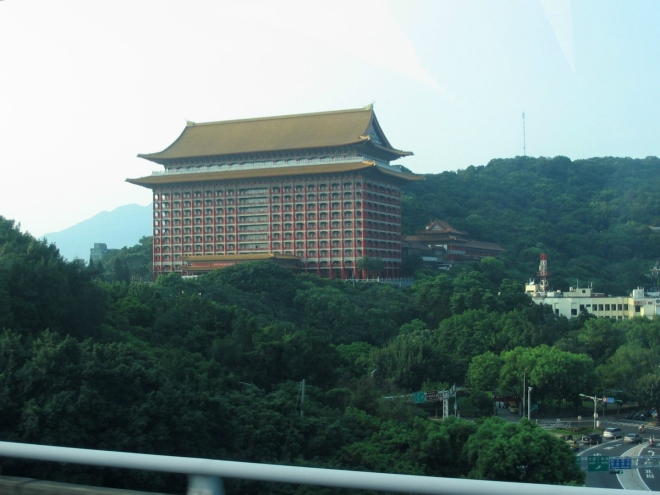 Po cestě zpět ještě míjíme tchajpejský Grand Hotel, jednu z nejvyšších „klasických čínských“ budov na světě (87 m).