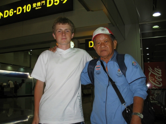 Aby tu byla i nějaká fotka z letiště, dovolím si uvést tuto s thajským reprezentačním trenérem pétanque, který se s námi před odletem do Bangkoku náhodou dal do řeči.