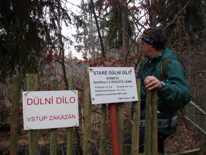 Slézám k dvojité jámě, která je dnes za chatrným plotem.