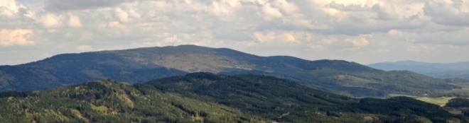 V popředí Mlýnské vrchy, Kraví vrch, vlevo vzadu masí Kleti.