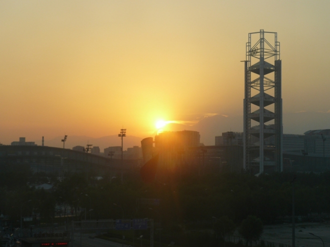 Západ slunce a hory za Pekingem v pozadí (tohle byl jediný den, kdy jsem je viděl z města).