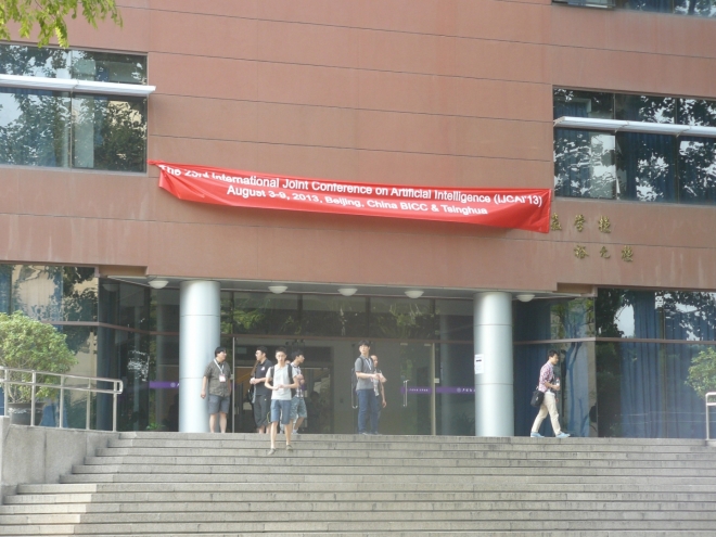Vstup do moderní budovy univerzity, kde se konaly workshopy a tutoriály před konferencí.