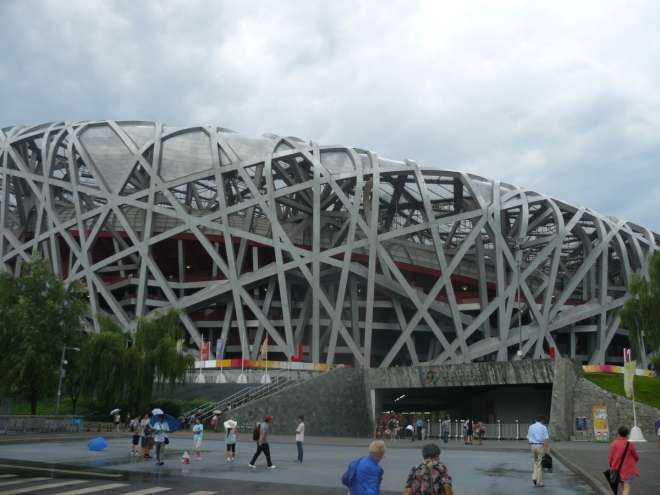 Ptačí hnízdo (olympijský stadion) je sice betonové, nicméně architektonicky dost zajímavé.