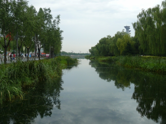 Umělé jezero či spíše kanál v olympijském areálu potěší oko pohledem na trochu přírody.