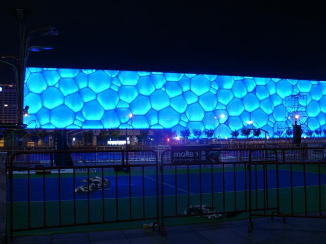 Národní plavecký bazén (National aquatic centre), taktéž postavený kvůli olympiádě.