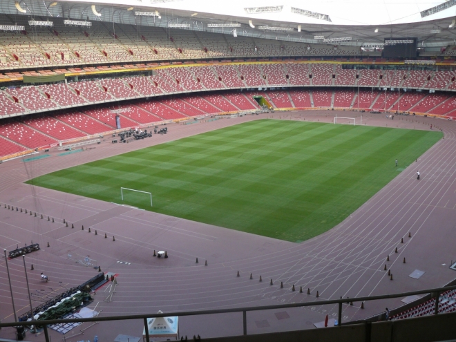 Olympijský stadion. Po pěti letech od olympiády už čáry i povrch dráhy trochu vybledly.