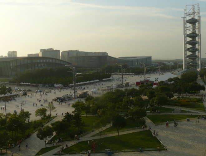 Výhled na olympijský areál a konferenční centra ze stadionu