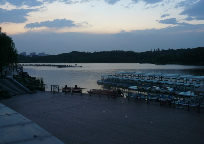 Jezero v parku za setmění.