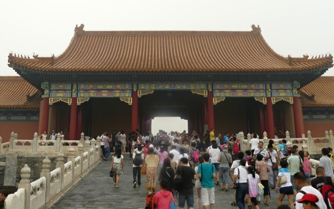 Brána oddělující nádvoří. Tady spousta Číňanů po rozpuštění na nádvoří zase houstne.