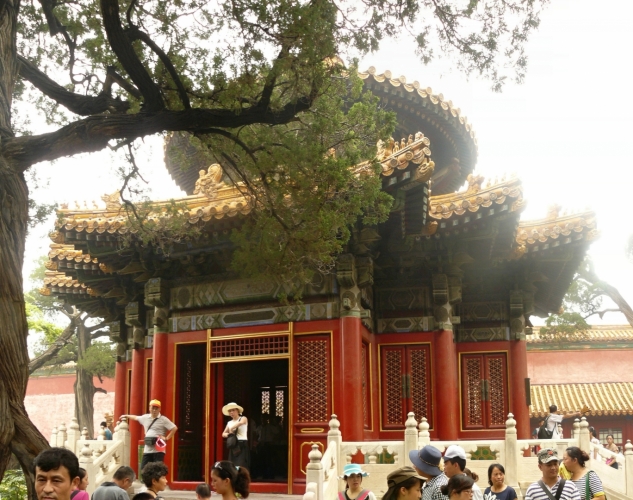 Pagoda, buddhistická věžovitá stavba, zde asi trochu menší než bývá. 