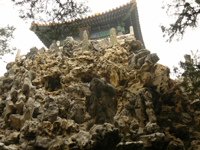 Na zvláštní, velmi členité skalce se nachází asi další pagoda.