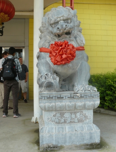Před vchodem stála kamenná socha takového typicky čínského lva.