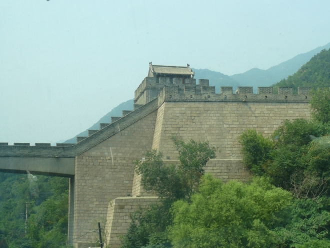 Čínská zeď v místě překlenutí údolí během jízdy autobusem do Badalingu.