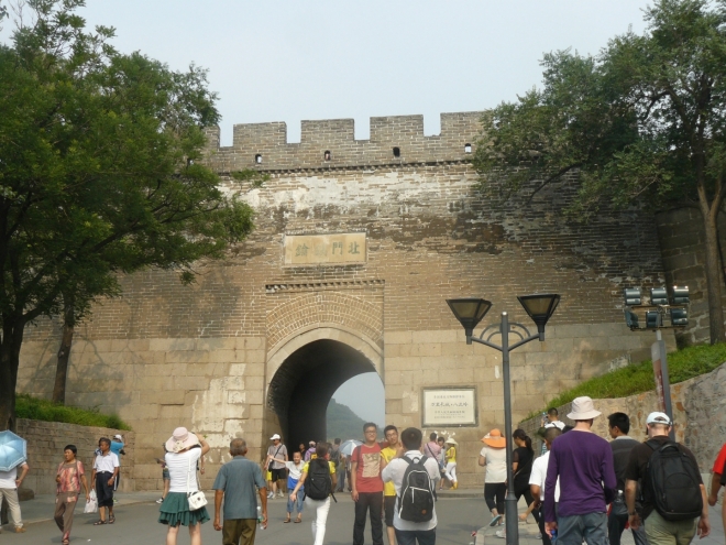 Brána v Čínské zdi u Badalingu. My jsme nyní na původně mongolské straně zdi, pak projdeme a na druhé (čínské) straně už vedou na samotnou zeď schody.
