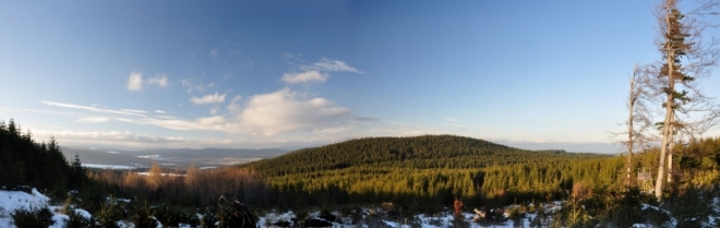 Před námi je vrch s přiléhavým názvem Kupa (1 044 m n. m.), který obejdeme tentokrát po NS zleva.