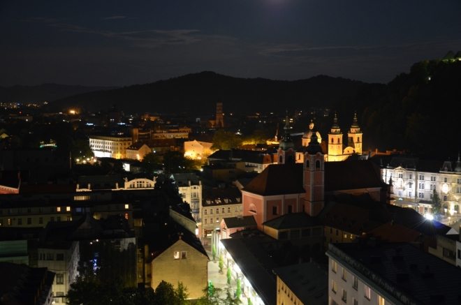 Historické centrum Lublaně se ovíjí ve tvaru podkovy kolem Hradního vrchu (Grajski grič), toto je jeho severní část.