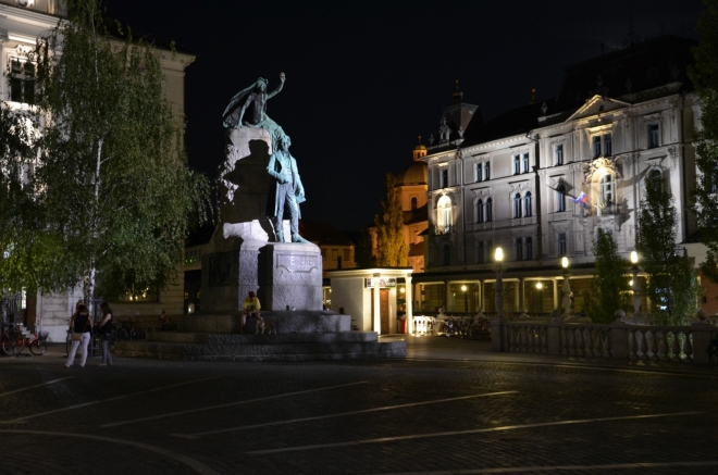 Rozkopanou Čopovou ulicí jsme přišli na Prešerenovo náměstí (Prešernov trg), pojmenované podle básníka France Prešerena, který zde má velký památník s bronzovou sochou.