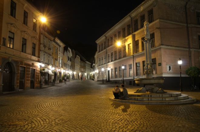 Zmíněná „ulice“, jejíž první polovina se nazývá Městské náměstí a druhá Staré náměstí (Stari trg), končí na tomto prostranství, které už radši nijak nazývat nebudu, aby v tom nebyl úplný zmatek. Nyní se díváme do ulice zvané Horní náměstí (Gornji trg).