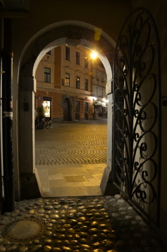 Úzkou uličkou se odtud vracíme k řece.