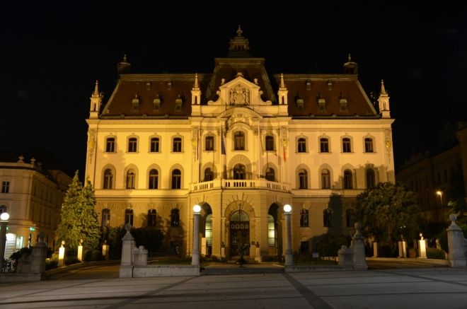 Na náměstí se nachází také hlavní budova Univerzity v Lublani. Největší slovinská univerzita je na Slovinsko možná překvapivě rozsáhlá, vzdělává se zde přes šedesát tisíc studentů.
