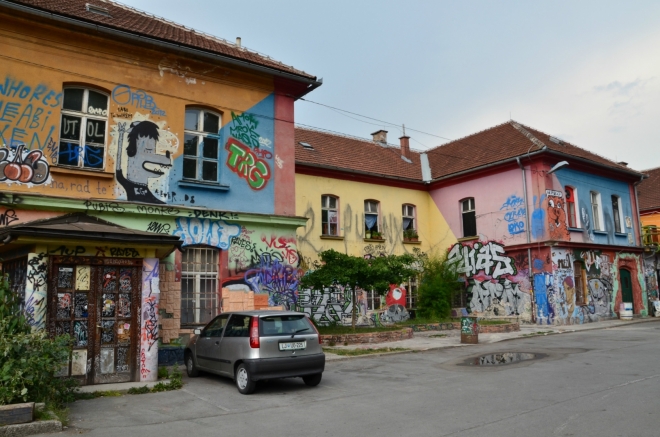 Zdejší domy typicky září všemi barvami.