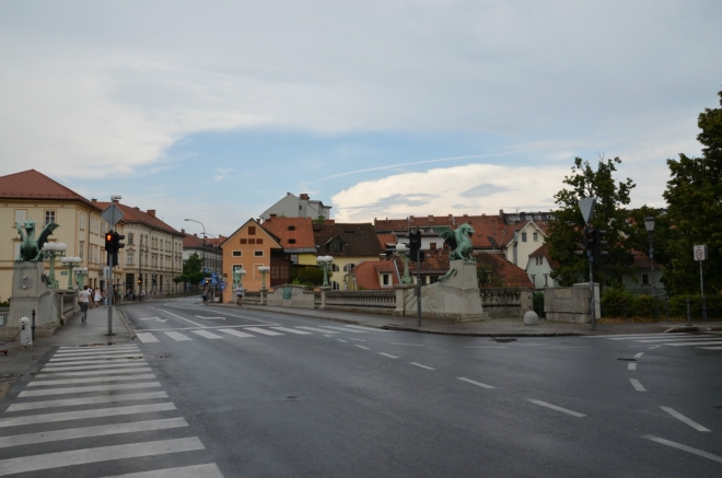 O kus dál přecházíme po Dračím mostu (Zmajski most) na levý břeh Lublaňky.