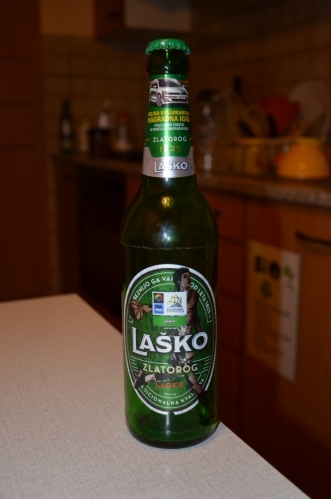 Hlídání bytu začínáme zevlováním na pokoji a v kuchyni, zde přichází na řadu ochutnávka piva Laško. Ve Slovinsku se vyrábí ještě pivo Union, Laško se mi ale zdá zhruba o třídu lepší.