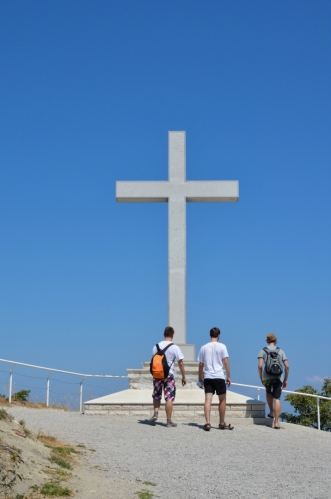 Naším hlavním cílem tady ve Strunjanu je místní útes, taktéž přírodní rezervace, na jehož vrchol se dá vyjít po strmé silničce skrz vesnici.