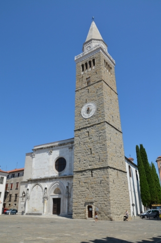 Dominantou náměstí je kostel Nanebevzetí Panny Marie vybudovaný ve 12. století, zejména pak jeho vysoká věž.