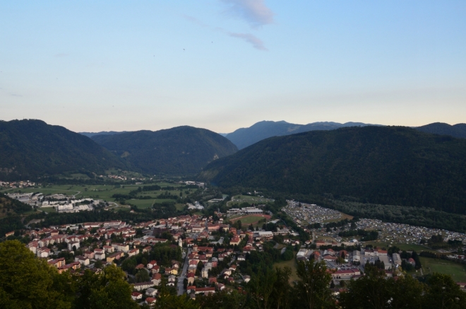 Tolmin a jeho dočasné předměstí, metalkemp. V pozadí si Soča prořezává cestu na jih.