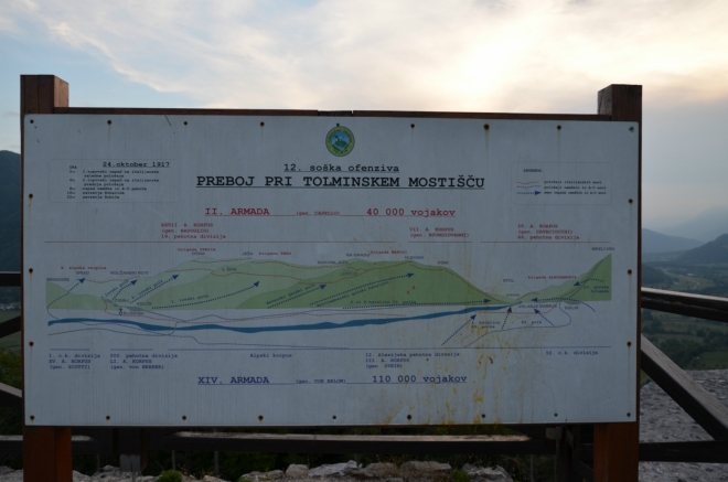 Připomínka poslední z dvanácti bitev na Soči, jež je pojmenována podle nedalekého města Kobarid. Rakousko-uherská a německá vojska zde Italy hned v první den třítýdenní bitvy drtivým způsobem donutila ustoupit, útok začal nočním použitím bojového plynu na italské jednotky rozmístěné v údolí vyobrazeném na předchozí fotce.