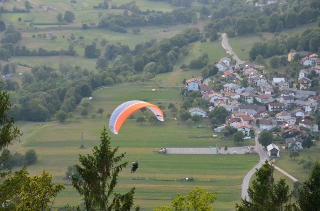 Paraglidisté to už po přistání pro dnešek zabalí.