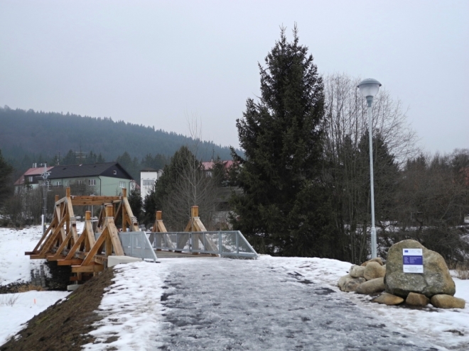 Nový most zkracuje cestu a je dobrým počinem. Jen moc nevěřím ceduli, že by bez peněz EU nestál.