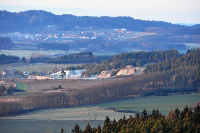 Kamenolom u Krtů, v pozadí vrch Hřeben (597 m n. m.) a Zadní Zborovice.