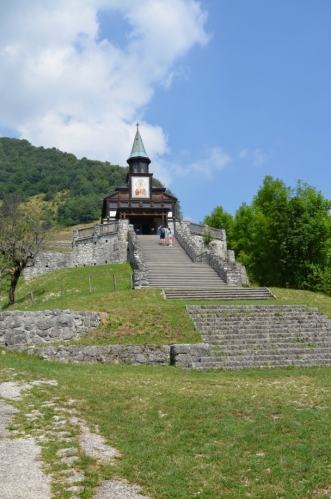 Kostel Javorca, přesněji tedy pamětní kostel svatého Ducha (spominska cerkev svetega Duha), v plné parádě