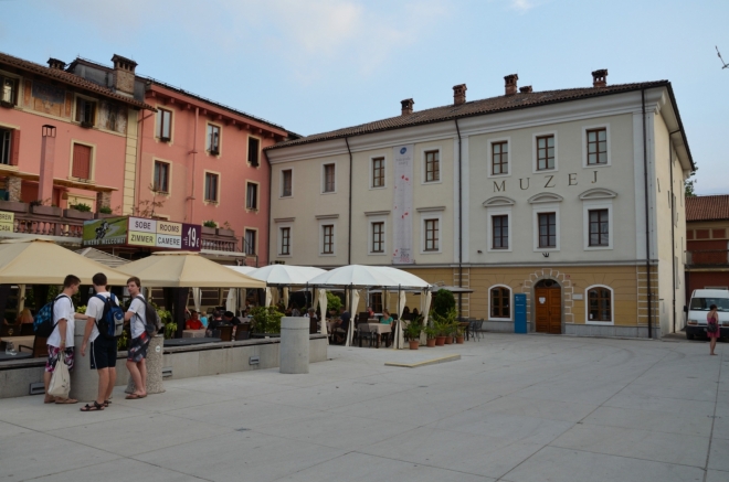 Drobné náměstí s muzeem a restaurací