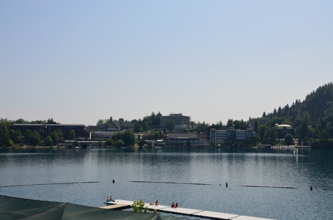 Pětitisícový Bled je z tohoto pohledu plný hotelů a jiného turistického zázemí.