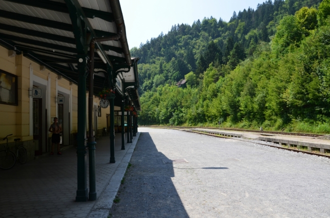 Zde čekáme na vlak, který nás vezme do nedalekých Jesenic (jsou to skutečně „ty“ Jesenice, jak mi potvrdil Armando).