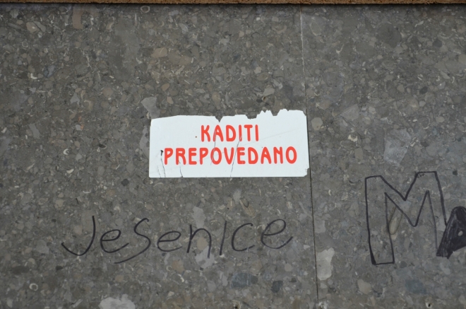 Zákaz kouření na nádraží. Slovinština má spoustu dalších milých jazykových obratů, pokud například potkáte vůz s nápisem „otrok v autu“, není to žádný vtípek, někdo zřejmě převáží potomka.