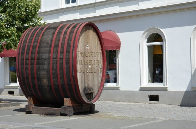 Sud před vinným sklípkem (Maribor má silnou vinařskou tradici)