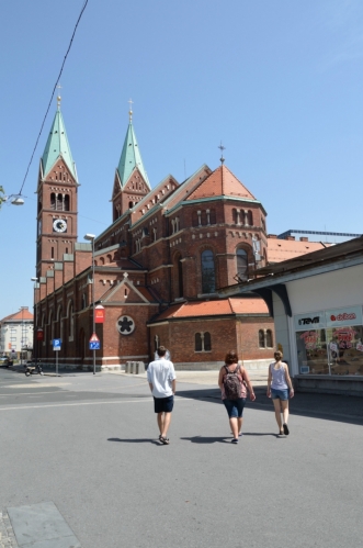 Františkánský kostel (Frančiškanska cerkev) s klášterem, hodně výrazná budova poblíž centra. Postaven byl na přelomu 19. a 20. století.