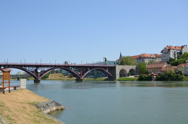 Ohlédnutí za Hlavním mostem, též zvaným Starý most (Glavni most/Stari most), který je hezkou jižní branou do starého města.