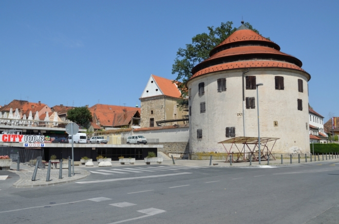 Soudní věž (Sodni stolp), část původních městských hradeb, od 14. století značně přestavěna a rozšířena