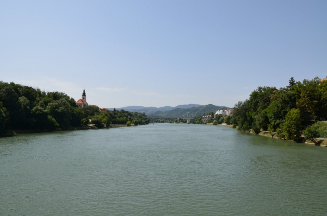 Ještě jednou Dráva, tentokrát proti proudu. Zde se již obracíme zpátky do města, abychom konečně viděli to „hlavní náměstí“.